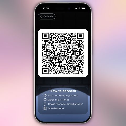 Scanning the QR code to sync the mobile and desktop versions of Tonfotos